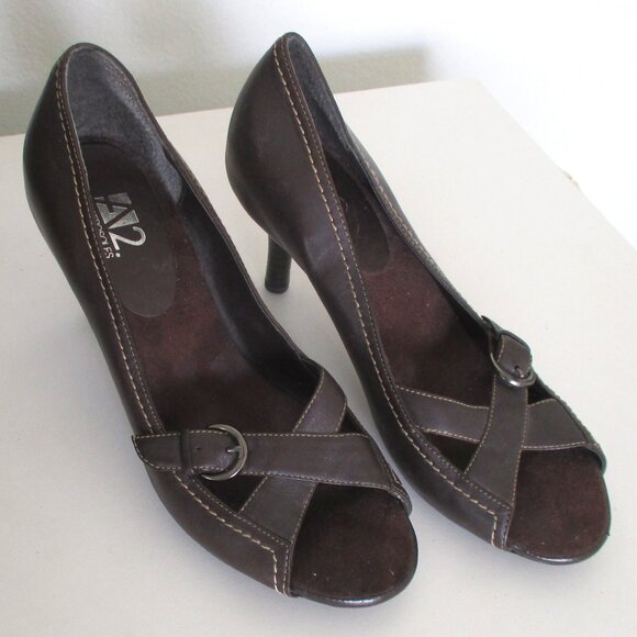 A2 by Aerosoles "2 Simple Leaf" Womens Brown Leather Open-Toe 3" Pump NWOB - 9M - Picture 1 of 10